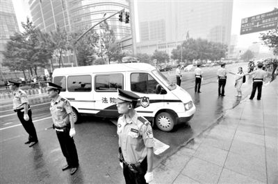 　　昨日早上,押解李某某的車隊(duì)開進(jìn)法院。當(dāng)日,李某某等5人涉嫌強(qiáng)奸案在海淀法院不公開審理。本版攝影/新京報(bào)記者 王貴彬