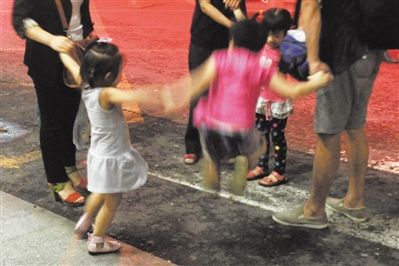2012年8月1日晚，北京兒童醫(yī)院，三個來自廊坊的小女孩在玩耍，她們都被幼兒園老板性侵害。本版攝影/新京報記者 尹亞飛