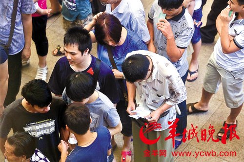 挎腰包的“黃牛”分發(fā)一輪“任務”后，自己也開始整理“炒號”簽條