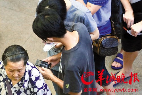 排隊的“黃牛”各手執(zhí)一疊白紙，上面寫好了要掛號的人的信息，包括姓名、電話、要掛的科室等。穿黑白花紋衣服的老婆婆正在排隊掛號
