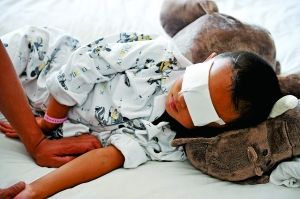 9月2日，小斌斌在病床上休息。山西省眼科醫(yī)院院長(zhǎng)賈亞丁介紹，醫(yī)院安排心理專(zhuān)家對(duì)患兒及家屬進(jìn)行心理治療。