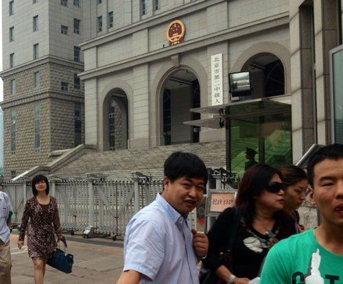 上午10：35分左右，蘇順虎律師和其家屬從法院西大門出來。