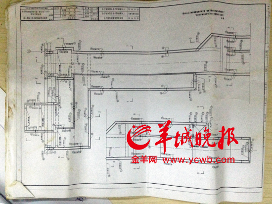 舉報人洪先生稱，里面標注“100”（圖紙默認單位為毫米）的地方，均按照13厘米的鋼筋間距施工