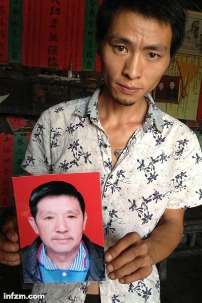 程興貴的兒子程正鵬拿著父親的遺照。程興貴自殺后，政府補(bǔ)償程家6000多塊錢，并終于認(rèn)定了程興貴的代課教齡。 (南方周末記者雷磊/圖)