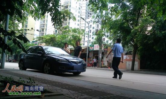 穿警服的男子走向和自己的車(chē)并發(fā)現(xiàn)罰單
