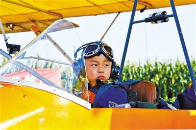 8月31日，5歲半“裸跑弟”從河北固安駕駛飛機(jī)飛越北京野生動(dòng)物園。圖/CFP
