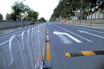 樓梓莊路東，飚車的路已經(jīng)安裝了隔離護(hù)欄和減速帶。新京報(bào)記者