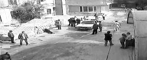 警車(chē)視而不見(jiàn)。（視頻截圖）