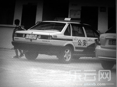 被指接送小孩上學(xué)的警車。