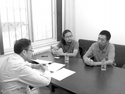 9月13日下午，雷闖(中)與父親在國家衛(wèi)計委遞交建議信，與衛(wèi)計委工作人員交流。　雷闖供圖