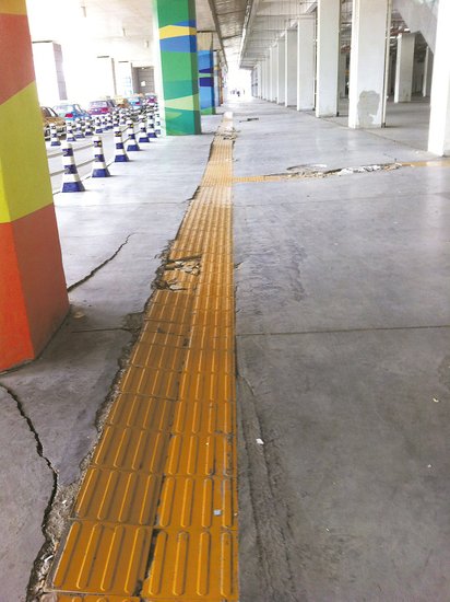 在溫嶺火車站架空層，由于沉降產(chǎn)生的裂縫到處可見。