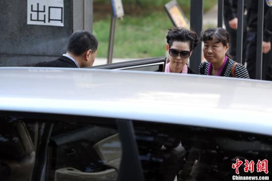 圖為宣判結(jié)束后夢(mèng)鴿面無表情走出海淀法院，乘車離開。