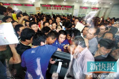 千余名濟南市民擁擠在排號機前搶號準備搶提公積金。 CFP供圖(資料圖)