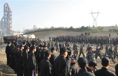 10月12日，貴陽(yáng)，觀(guān)山湖區(qū)控拆違指揮部組織2500余人到金華鎮(zhèn)上鋪村空山壩，對(duì)54棟違法建筑進(jìn)行