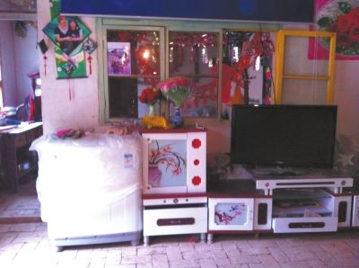 麻永東屋里的家具電器仍是嶄新的。