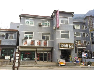 今年，胡萬(wàn)林涉嫌非法行醫(yī)的地點(diǎn)，就在這座農(nóng)家賓館內(nèi)。