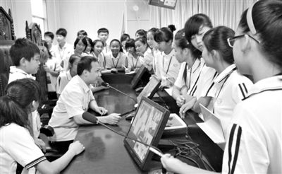 2013年5月30日，結(jié)合當(dāng)前國(guó)內(nèi)民眾普遍關(guān)注的“校長(zhǎng)開(kāi)房”、“強(qiáng)奸猥褻”等事件，廣西上思縣人民法院邀請(qǐng)中小學(xué)生到法院觀摩案件的庭審，提高他們的守法、維權(quán)意識(shí)。圖/IC