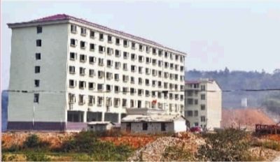  10月23日，長沙市岳麓區(qū)蓮花鎮(zhèn)云蓋村村委會的辦公大樓。  實習記者 李健 攝