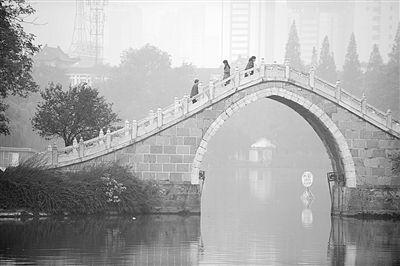 10月28日，市民走在合肥市霧霾籠罩的公園里。新華社發(fā)