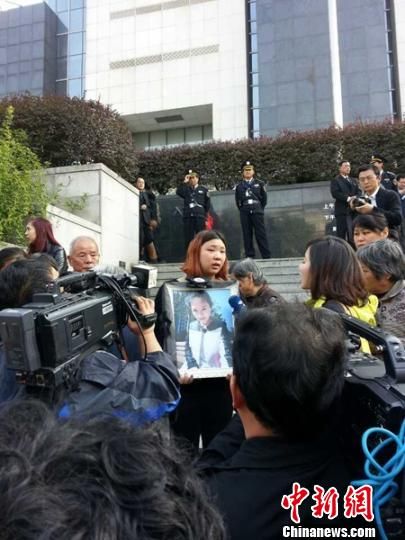 法院外，死者祁某的家人正在接受媒體采訪。 田雯 攝