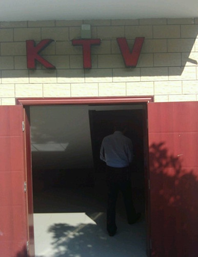 陜西留壩縣委黨校內(nèi)KTV。網(wǎng)友微博截圖