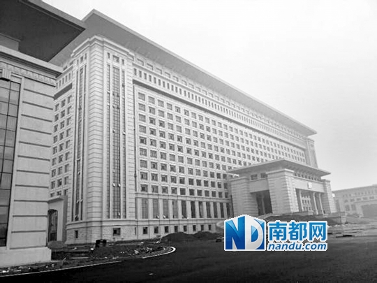 圖片顯示，湖南攸縣新建的發(fā)展中心樓群氣派，廣場(chǎng)龐大。 圖片來源：天涯論壇