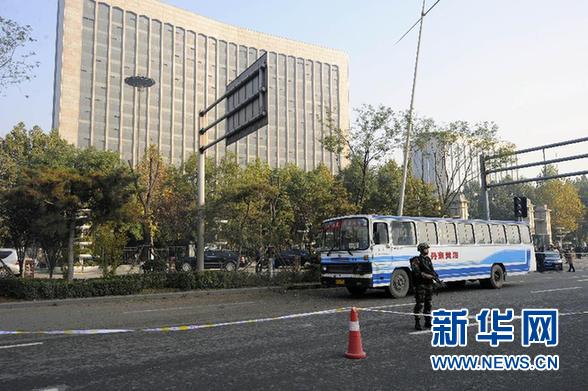這是11月6日拍攝的一輛爆炸中受損的公交車停在現(xiàn)場(chǎng)。