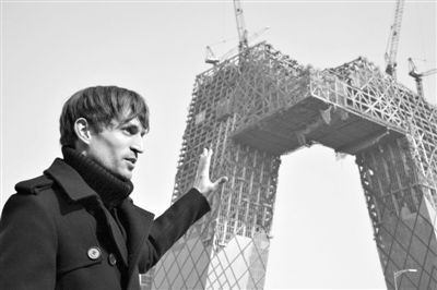 2008年2月，建筑師奧雷·舍人在中央電視臺(tái)新址大樓的工地外。圖/CFP