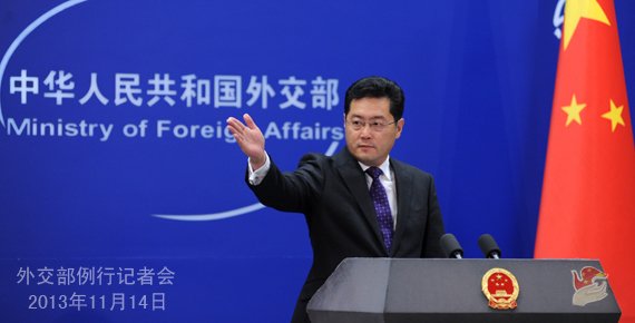 2013年11月14日，外交部發(fā)言人秦剛主持例行記者會。