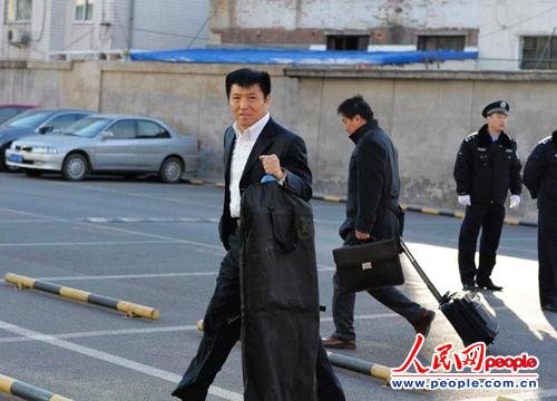 庭審當(dāng)日，李某某辯護(hù)律師張起淮匆匆趕到北京市一中院    人民網(wǎng)記者 翁奇羽攝
