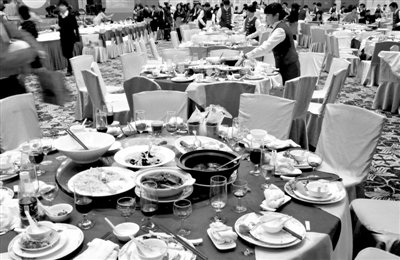 今年1月20日，一國(guó)企在廣州一家五星級(jí)酒店擺了70桌。臨近年底，在中央“嚴(yán)抓四風(fēng)”背景下，北京國(guó)企機(jī)