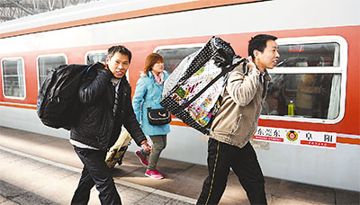 農(nóng)民工從阜陽坐火車去東莞打工。