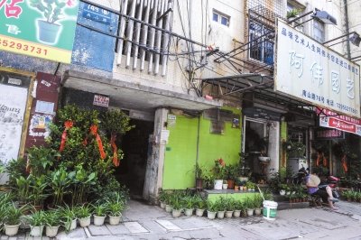 今年8月，當(dāng)年于英生妻子被殺案發(fā)生地——蚌埠市南山路一處臨街一樓的三室一廳——目前已經(jīng)成為一個(gè)花店。