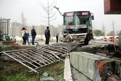 1月6日，成都雙華大道，失控后的公交車撞垮一單位的護(hù)欄。攝影 劉陳平