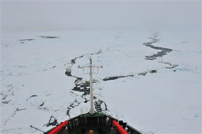 7日17時(shí)50分許，“雪龍”號(hào)船頭冰面裂開(kāi)一條水道，“雪龍”號(hào)趁機(jī)迅速穿過(guò)。