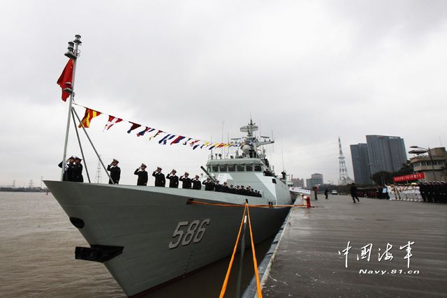 1月8日，某新型導(dǎo)彈護(hù)衛(wèi)艦吉安艦入列海軍東海艦隊(duì)命名授旗儀式現(xiàn)場(chǎng)。新華社發(fā)
