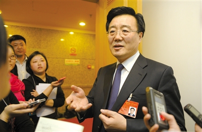 昨日，在十四屆人大二次會議順義代表團(tuán)全團(tuán)審議后，北京市人大代表、北京市常務(wù)副市長李士祥接受記者提問。新京報記者 浦峰 攝