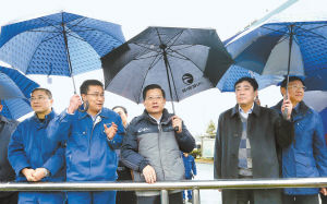 2月7日，省委書(shū)記強(qiáng)衛(wèi)冒雨在江西銅業(yè)集團(tuán)調(diào)研。記者 梁振堂 攝