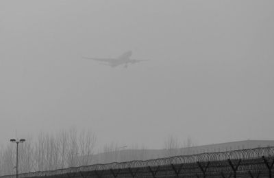 在首都機(jī)場(chǎng)，飛機(jī)在霧霾中降落。