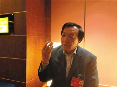 　昨日，在接受采訪時(shí)，何香久強(qiáng)調(diào)，大多公務(wù)員是勤勉工作的。