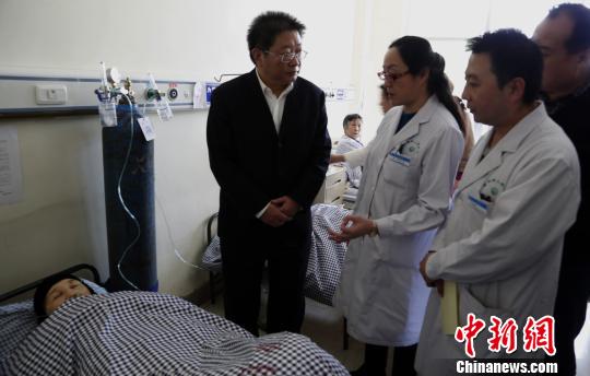 圖為青海省委常委、西寧市委書記毛小兵正在詢問患者病情。　羅云鵬　攝