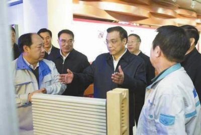 昨天，李克強在科技園查看PM2.5過濾設備。圖/新華視點微博