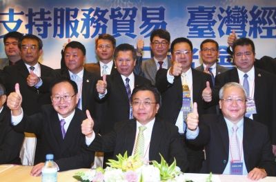 去年10月，多位大陸臺(tái)協(xié)會(huì)長(zhǎng)舉行記者會(huì)，一同為服貿(mào)協(xié)議喊話，希望臺(tái)當(dāng)局盡年快完成審議。圖/東方IC