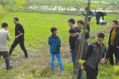 少年指認(rèn)藏槍地點(diǎn)。