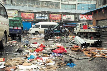 高橋大市場內(nèi)，大量的垃圾雜亂無章地堆放，商戶搬遷時(shí)留下的垃圾丟棄在市場內(nèi)無人問津，觸目驚心。