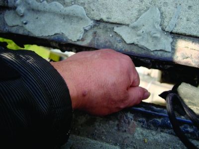 圖為大橋17號(hào)墩處橋面裂縫。梅建明 攝