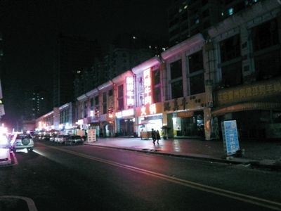 3月11日，掃黃后晚上8點天鵝湖路冷清的街道。以前，這里都是人和車輛，街邊站滿了小姐。新京報記者 林野 攝