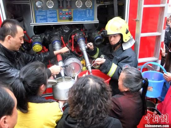 　4月11日，蘭州市自來水苯含量嚴重超標，蘭州啟動公共突發(fā)事件應急機制，緊急調(diào)配安全水源在居民區(qū)投放，圖為消防隊給西固蘭玻西社區(qū)居民送來水，市民排隊取水。裴強 攝 圖片來源：東方IC 版權(quán)作品 請勿轉(zhuǎn)載