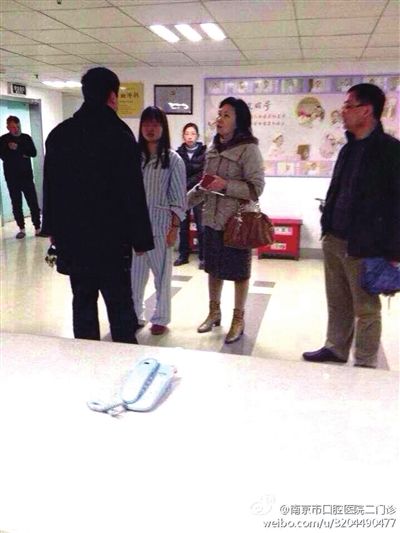 事發(fā)現(xiàn)場，打人者袁亞平(右二) (資料圖)