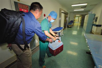 20∶55 活體心臟抵達(dá)安貞醫(yī)院手術(shù)室外交給醫(yī)生。